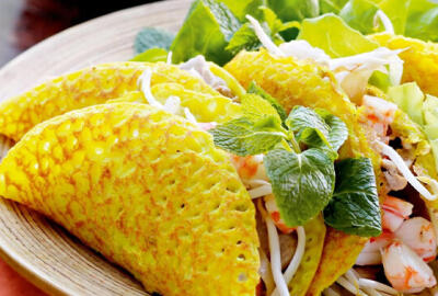 Les vietnamiens mangent des crêpes