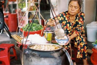 Cuisine de rue à Hué : Top 10 plats incontournables et meilleures adresses