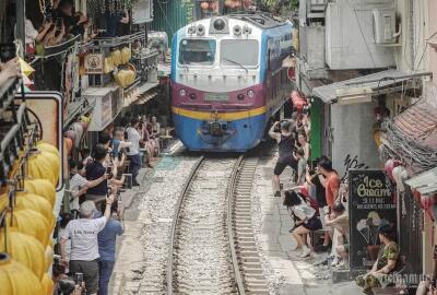 Meilleure excursion cuisine de rue et rue du train à Hanoi