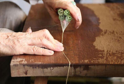 La soie de lotus haut de gamme de soierie vietnamienne trouvé dans un village du Nord