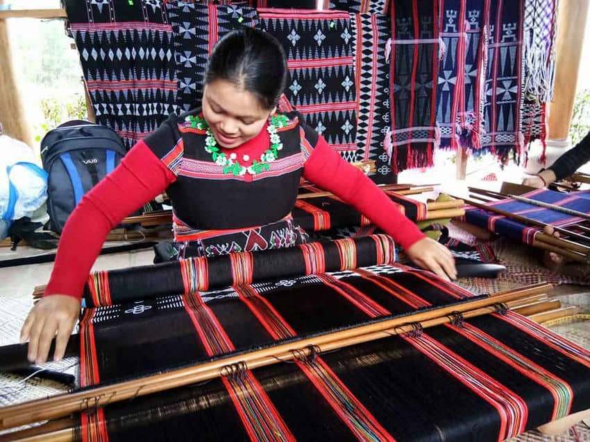 Village-de-tissage-du-Zeng-A -Luoi