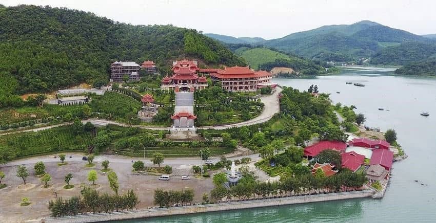 Le temple-pagode de Cai Bau, centre religieux et touristique dans la baie d'Halong temple-pagode_cai-bau