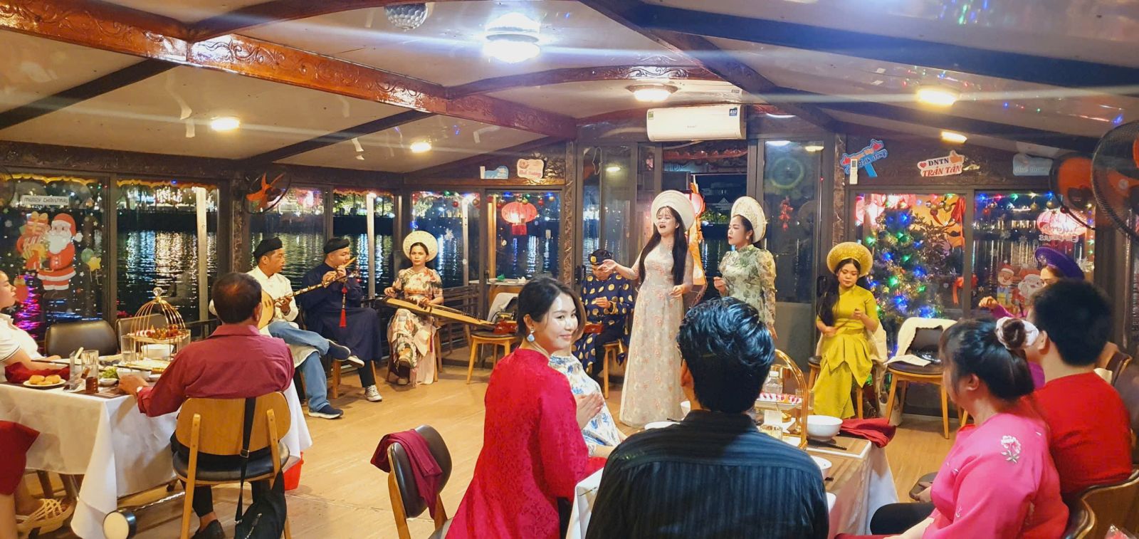 balade-en-bateau-dragon-sur-la-riviere-des-parfums-a-hue