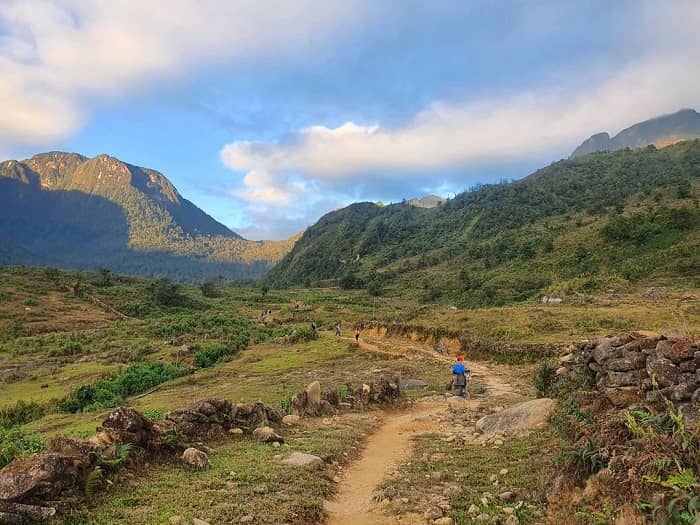 ancienne-route-pavee-de-pavi-de-pres-de-100-ans-a-lao-cai-vietnam